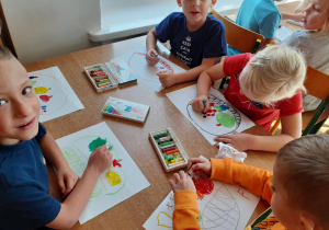 dzieci rysują pastelami mokrymi